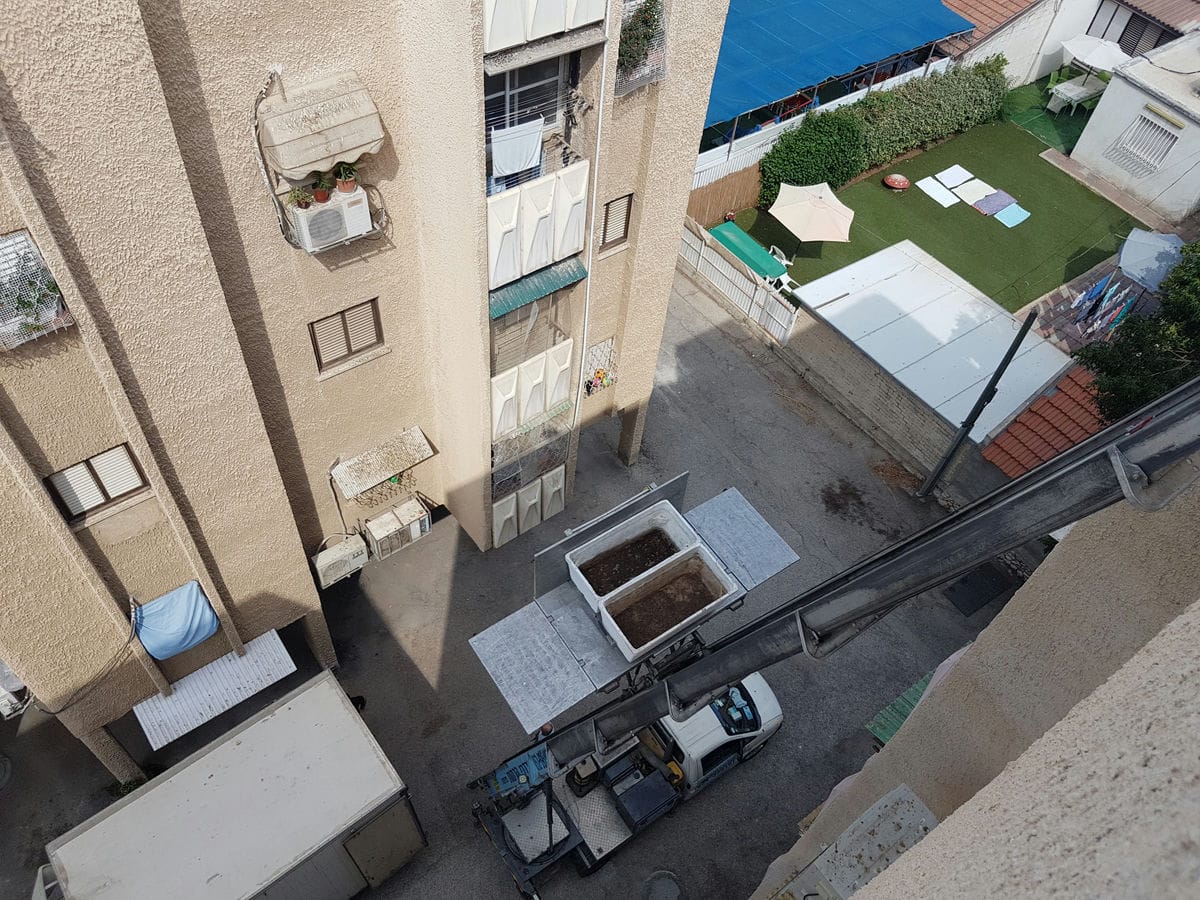 תמונה שממחישה פינוי דירה מזבל, פסולת ולשלשלת יונים – שירות מקצועי