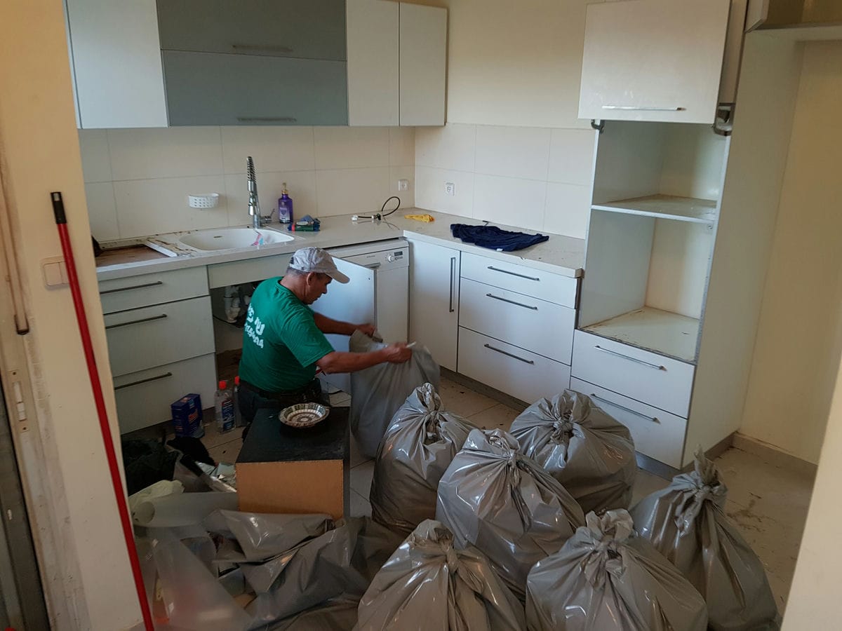 תמונה שממחישה חברה שמפנה תכולה: שירות מקיף לפינוי ביתי ועסקי