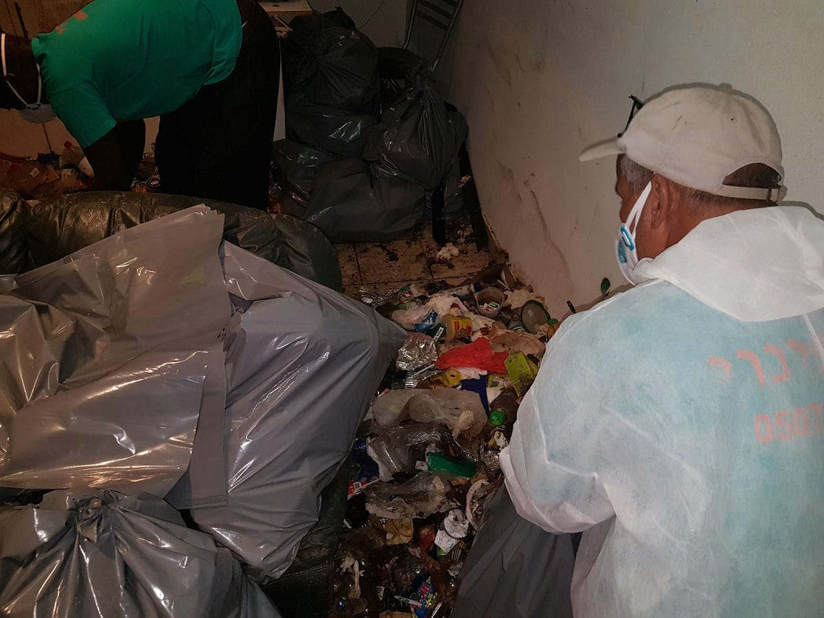 תמונה שממחישה אמא והבית המוזנח: פינוי וניקיון בשיתוף פעולה והבנה