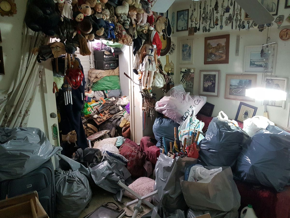 תמונה שממחישה פינוי בית מלא חפצים וזבל – כיצד לבצע ניקוי יסודי ומקצועי?