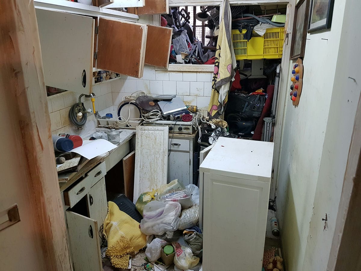 תמונה שממחישה אספנות גרוטאות מהרחוב: סיכונים ופתרונות מקצועיים
