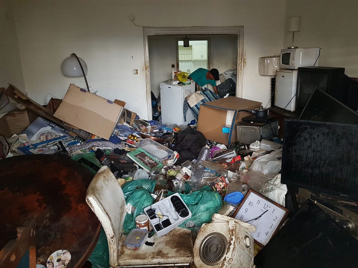 תמונה שממחישה פינוי בתים עמוסים ותכולה רבה עקב אגרנות כפייתית: פתרון מקצועי ורגיש
