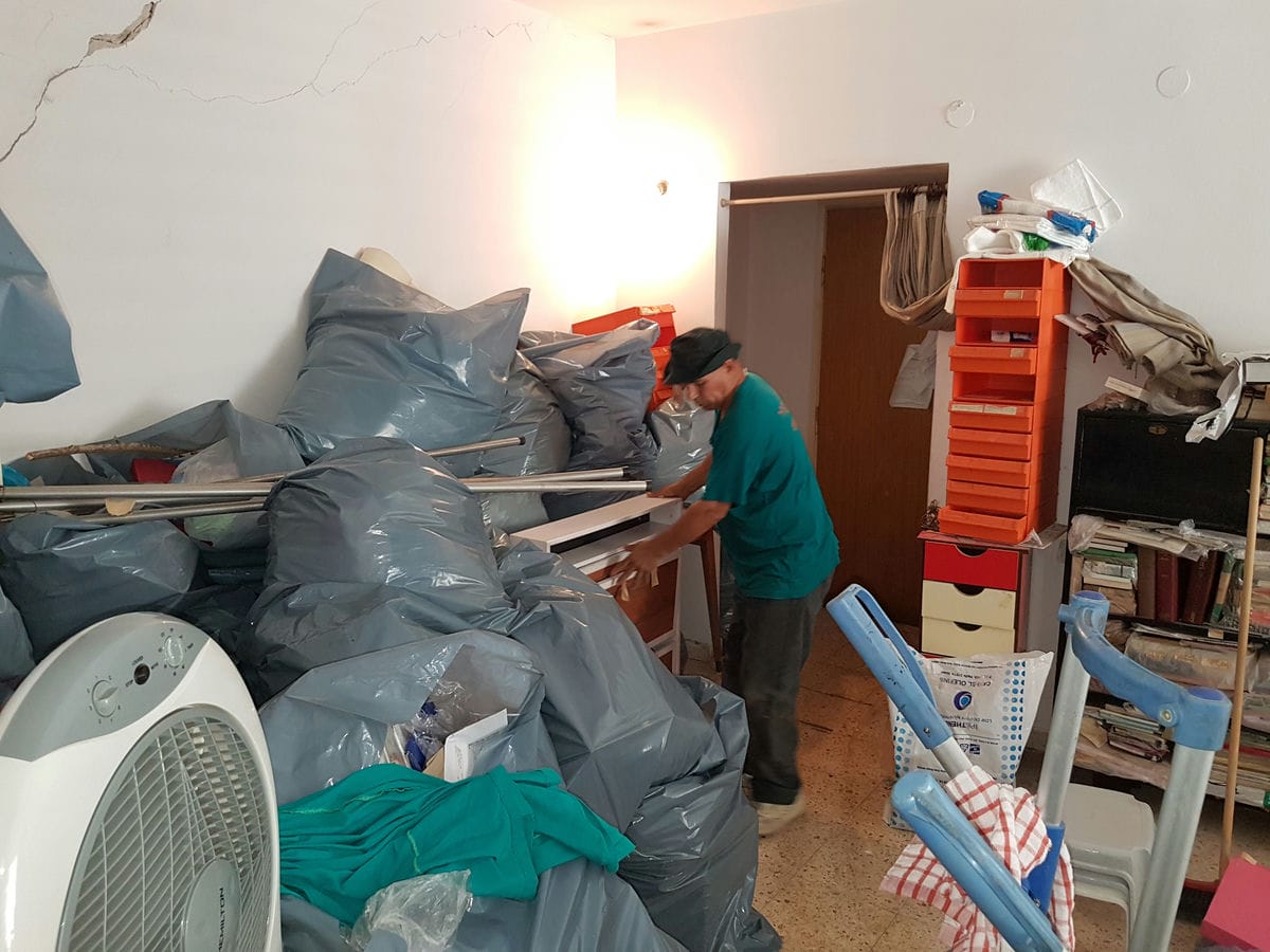 תמונה שממחישה אגרנות כפייתית במשפחה: כיצד להתמודד ולסייע