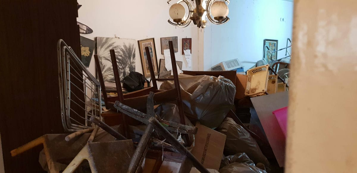 תמונה שממחישה פינוי תכולת חנות מחפצים – שירות מקצועי ויעיל