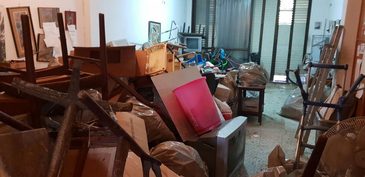 תמונה שממחישה פינוי דירה מזבל, פסולת ולשלשלת יונים – שירות מקצועי
