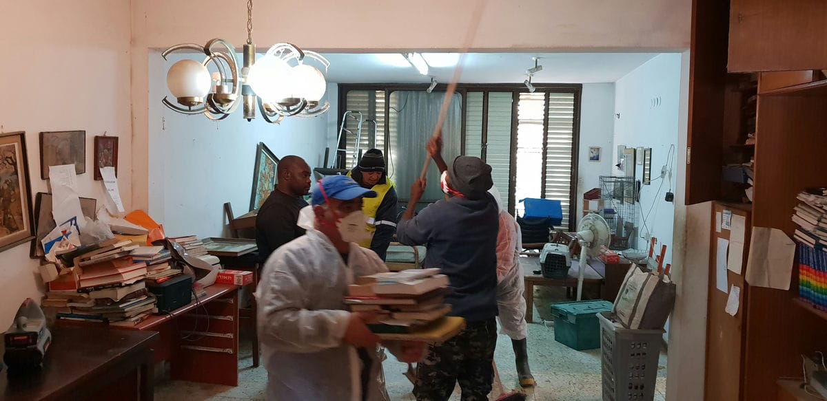 תמונה שממחישה התמודדות עם השפעות טראומה על אגרנות כפייתית: גישה רגישה לפינוי