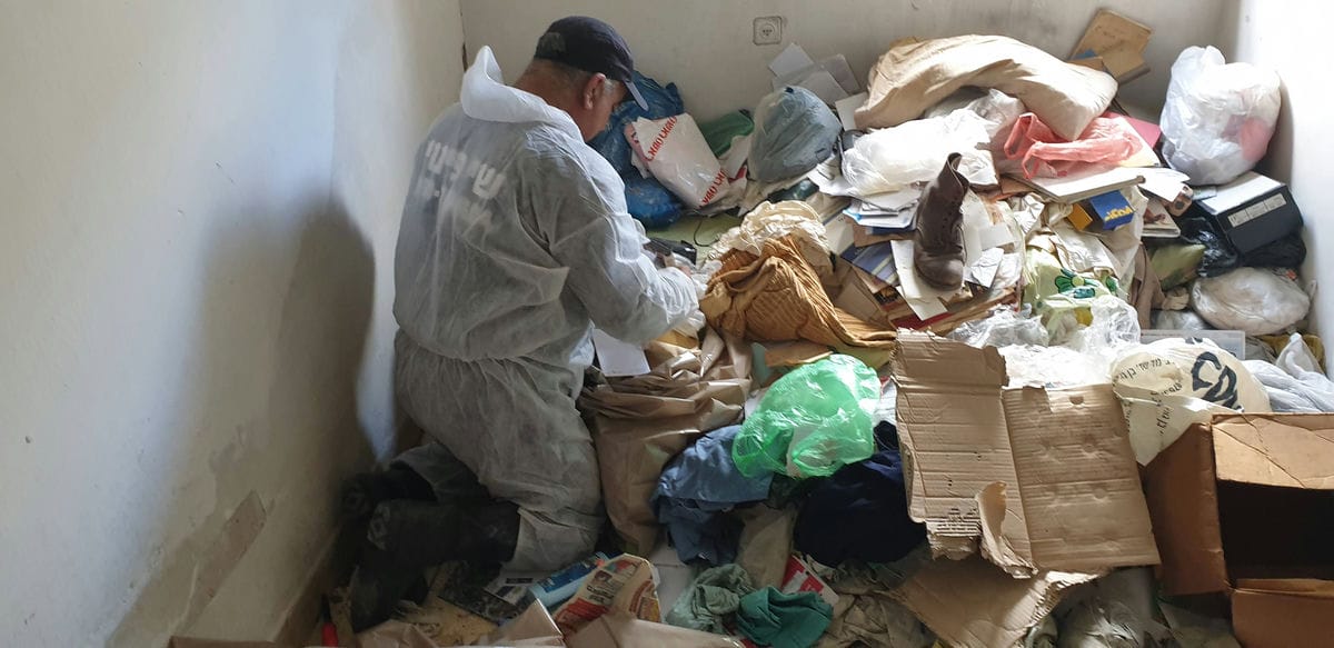 תמונה שממחישה אספנות גרוטאות מהרחוב: סיכונים ופתרונות מקצועיים