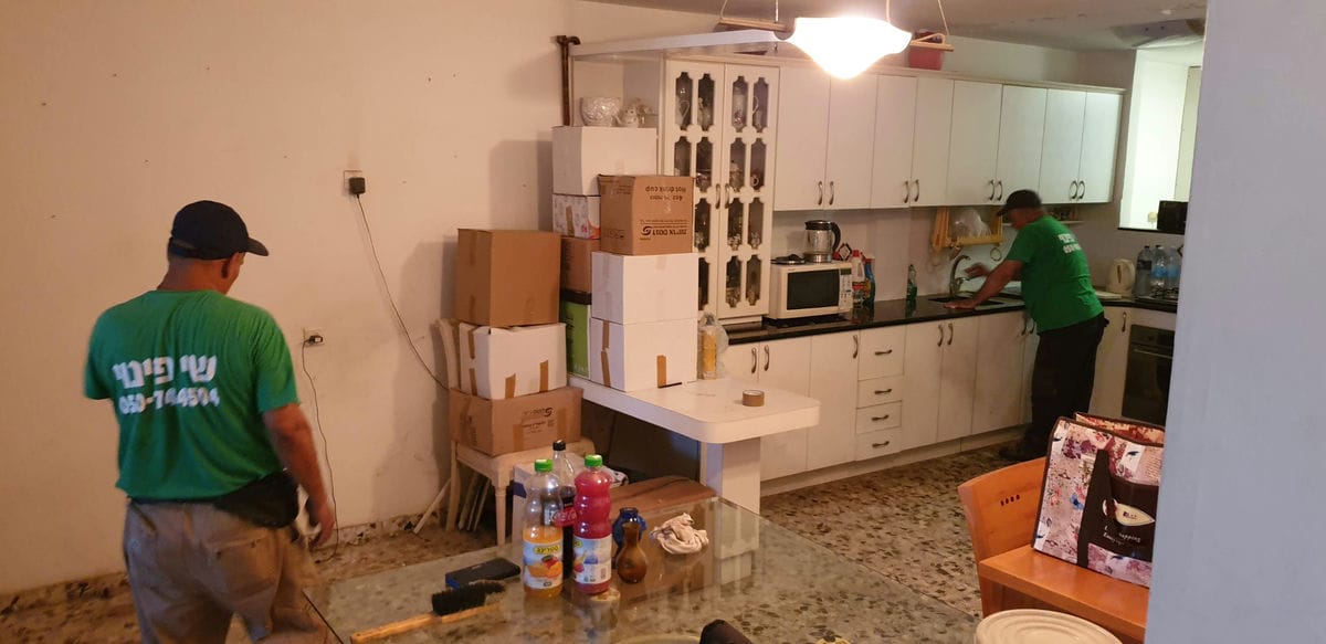 תמונה שממחישה כיצד הפסיכולוגיה מסבירה התנהגות אגרנית כפייתית? תובנות מבת ים